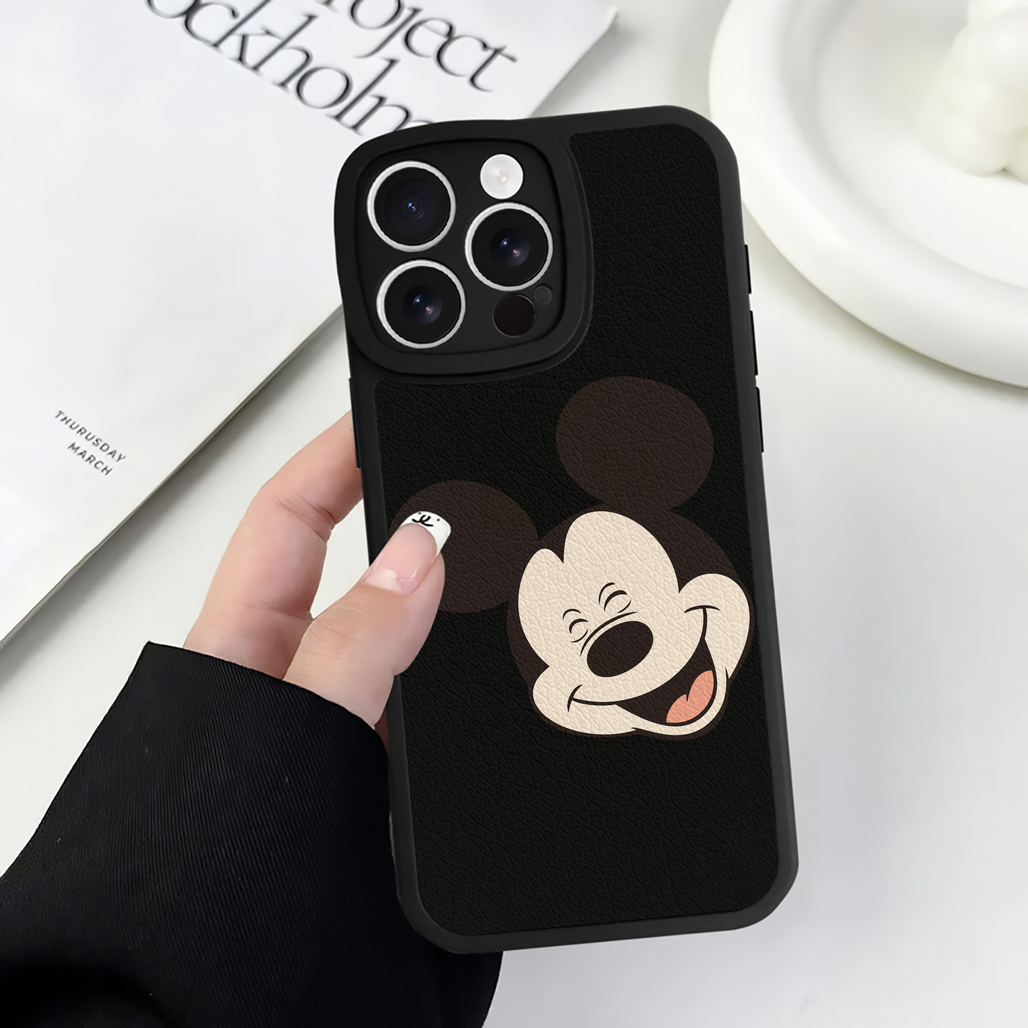（画像用） ミッキーマウス Mickey Mouse 【iPhone 16シリーズ対応】シリコンスマホケース（レザー調） 材質：シリコン